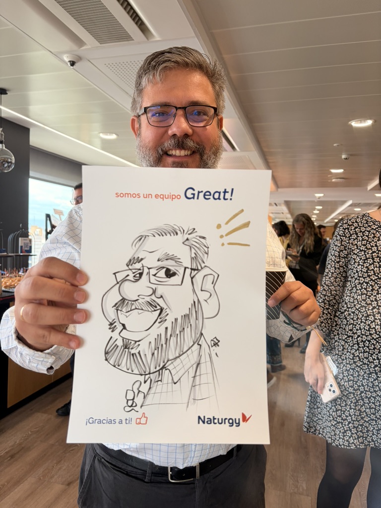 Asistente de un evento de Naturgy mostrando su caricatura personalizada