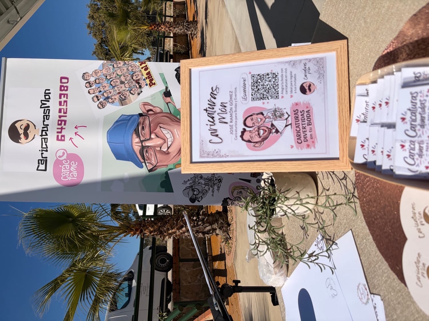 Puesto de caricaturas en directo preparado para una celebración exterior