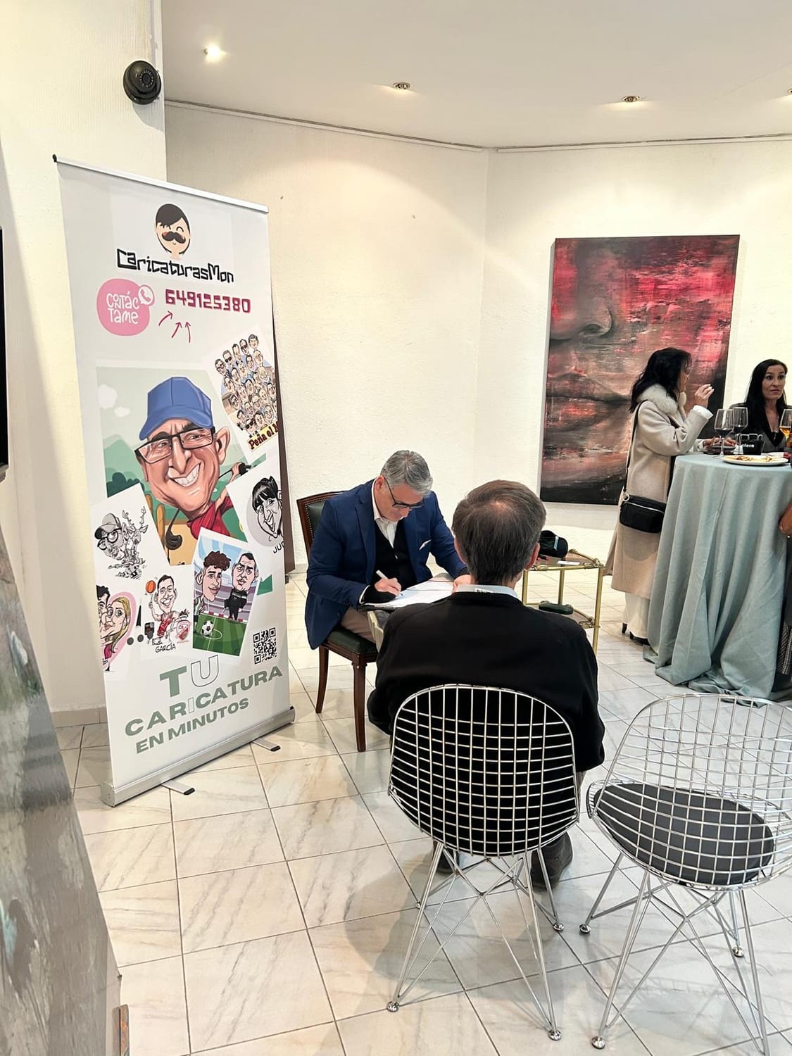 José Ramón realizando caricaturas durante un evento