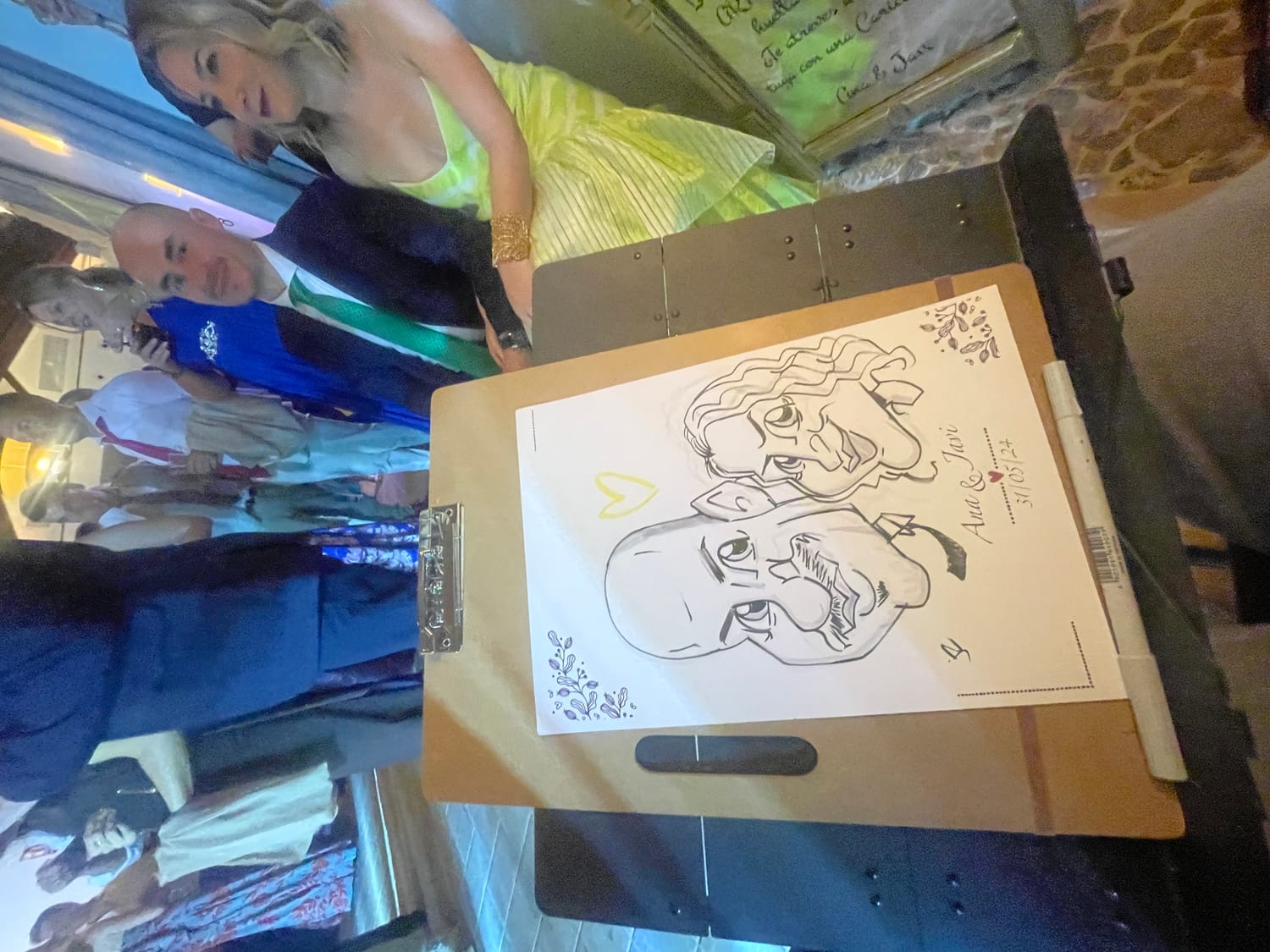 Novios viendo su caricatura en vivo durante una boda en Almendralejo