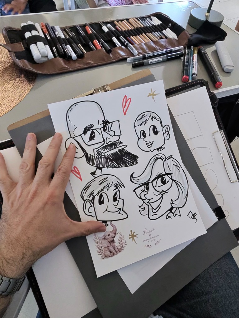Caricatura de cuatro familiares dibujada en vivo durante un bautizo
