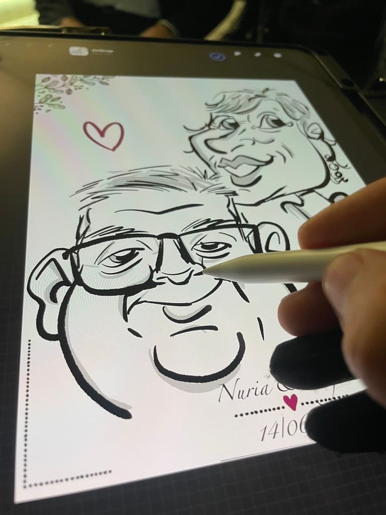 Caricaturista dibujando en directo sobre una tableta durante una boda