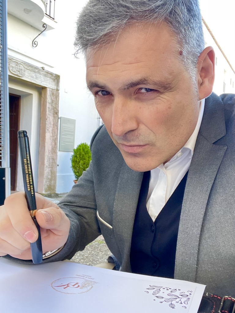 José Ramón Gómez dibujando caricaturas en vivo durante una boda