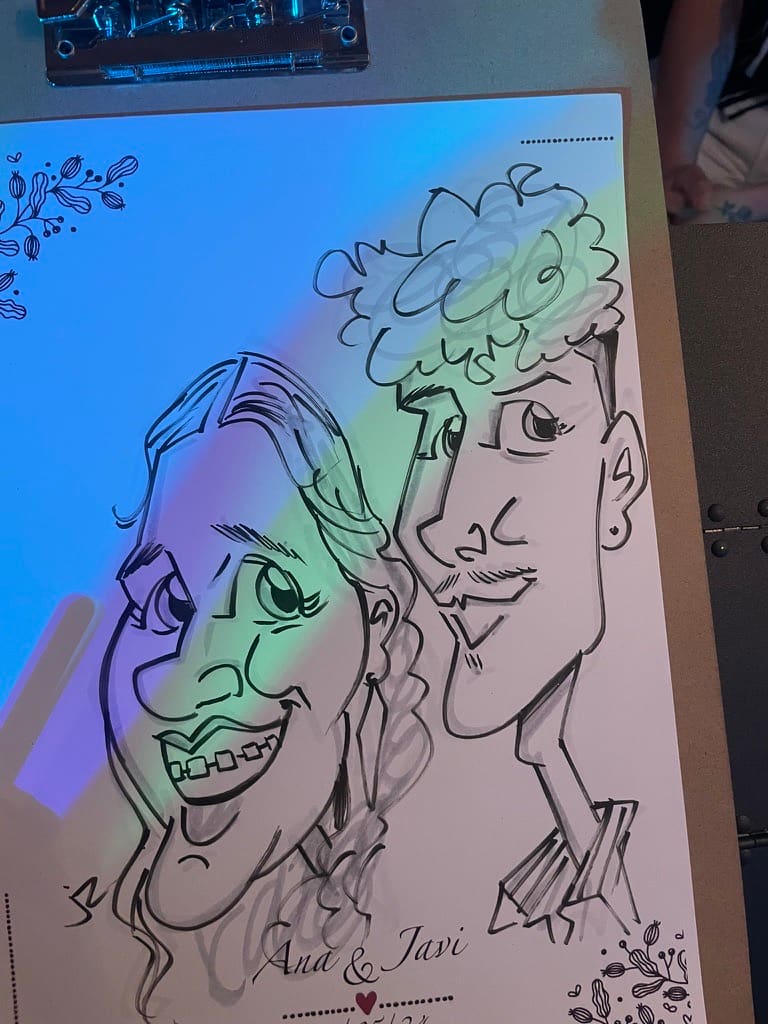 Caricatura en vivo terminada de una pareja de invitados durante una boda