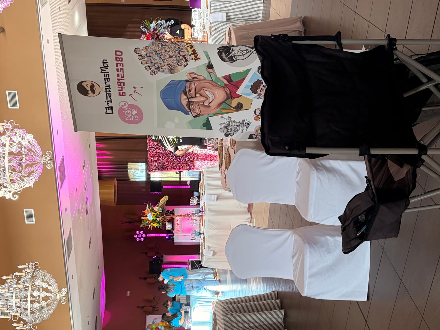 Puesto profesional de CaricaturasMon preparado para dibujar caricaturas en vivo en una boda cerca de Don Benito